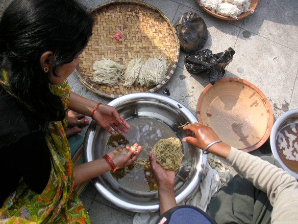 Soaking the wicks in oil